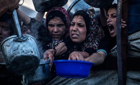 غزة – تقارير عن مزيد من الوفيات بسبب الجوع وسوء التغذية ومصرع آخرين بحثا عن المساعدات