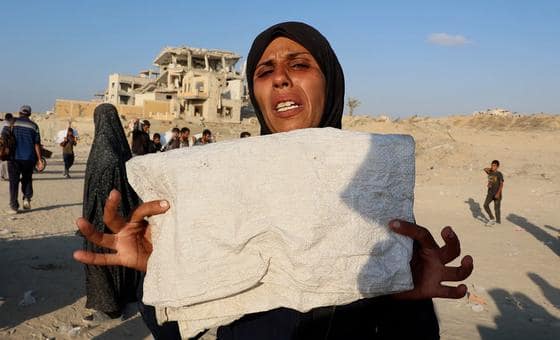 بين القذائف والجوع – نساء غزة يواجهن الموت بحثا عن الطعام