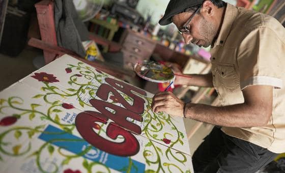 أحمد مهنا – فنان يرسم الجوع والأمل: 100 لوحة من غزة تجوب أوروبا لتسليط الضوء على الأزمة الإنسانية