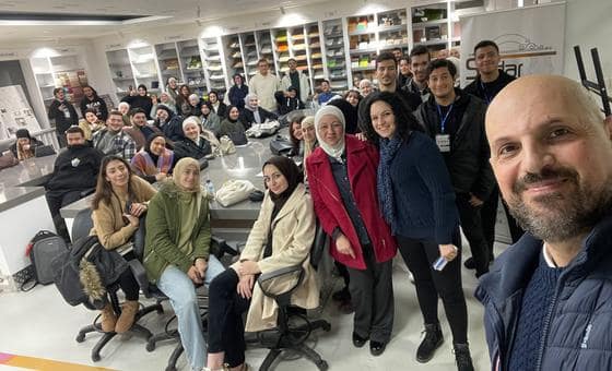 عمر العبداللات – فنان كاريكاتير أردني يحوّل الرسم إلى لغة عالمية للأمل والإنسانية