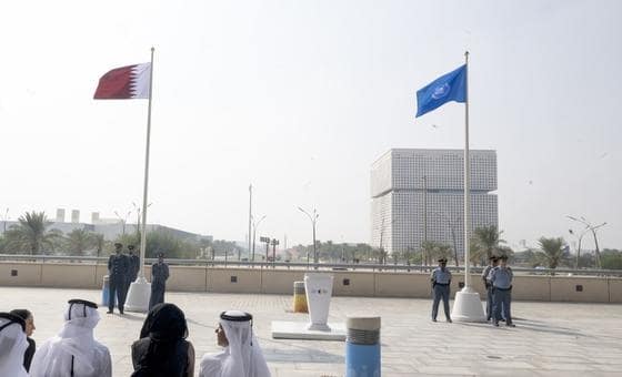 علما الأمم المتحدة وقطر يرفرفان في سماء الدوحة استعدادا لقمة التنمية الاجتماعية