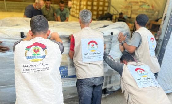 غزة – الأمم المتحدة تصف قرار إسرائيل بتعليق عمل منظمات إنسانية بالـ “مشين” وتحثها على إعادة النظر