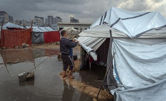 غزة – الأمطار الغزيرة تغرق خيام النازحين وتزيد المخاطر الصحية