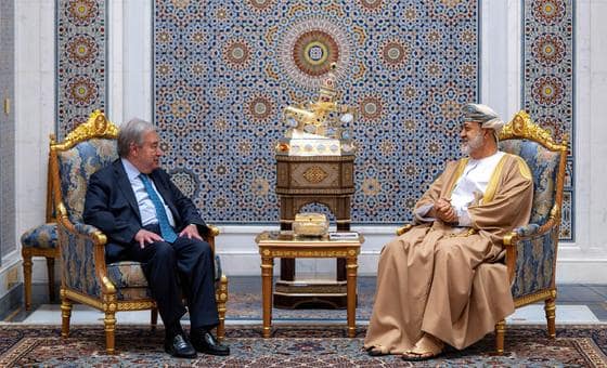 في زيارة إلى مسقط، الأمين العام يشيد بالدور الدبلوماسي لعُمان ويبحث ملف اليمن والموظفين المحتجزين