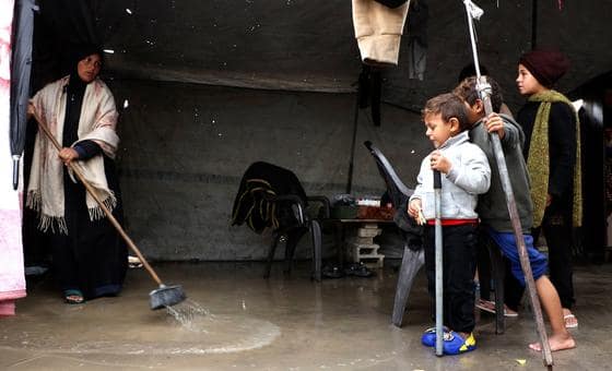 غزة – عواصف الشتاء تؤثر على 65 ألف أسرة، والخيام لا يمكن أن تكون الخيار الوحيد للمأوى