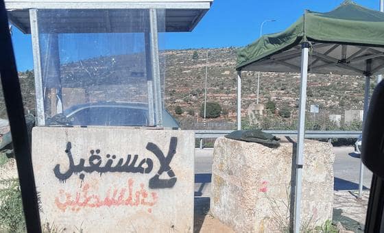 غارات جوية تطال مناطق سكنية في غزة، وإطلاق نار وهجمات في الضفة الغربية