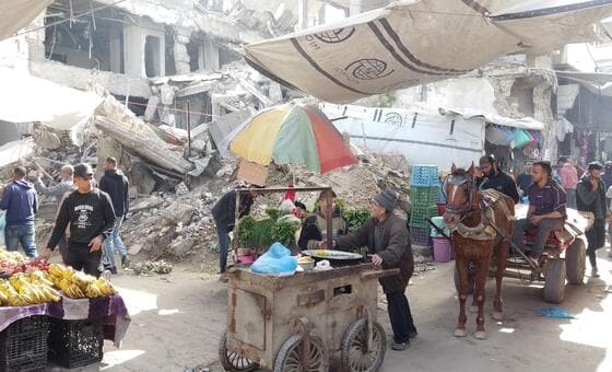 غزة – إغلاق المعابر يعرقل المساعدات الإنسانية ويزيد تكلفتها