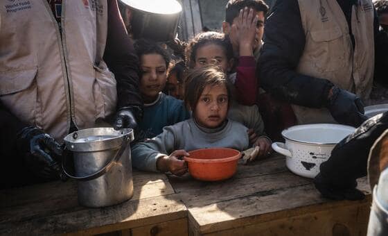 شاحنة وقود أممية تتعرض للقصف في غزة، واستمرار عنف المستوطنين في الضفة الغربية