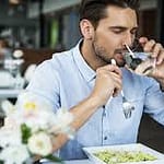 3 أسباب تمنعك من شرب الماء أثناء تناول الطعام