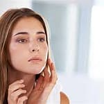 طبيب جلدية يكشف: الطقس البارد لا يجفف الجلد وممارساتك الخاطئة السبب