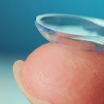 أطباء صينيون يعثرون على 5 عدسات لاصقة سكنت خلف مقلة عين امرأة