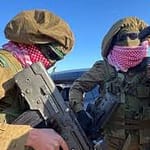 عناصر حماس يظهرون بزي عسكري إسرائيلي أثناء تسليم الأسرى.. صور