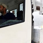 صمود في وجه العطش: يوميات سائق شاحنة مياه في غزة