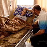 “الأطباء منهكون ونحن ننتظر رحمة الله”: مرضى غزة يروون معاناتهم في ظل تداعي الخدمات الصحية