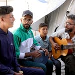 معلم نازح في غزة يزرع الأمل في قلوب الأطفال عبر الموسيقى