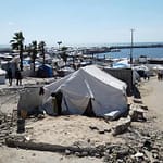 غزة – صرخة عائلة تكابد الجوع والنزوح: عاجزون أمام جوع أطفالنا، نقدم لهم الماء ليسد رمقهم