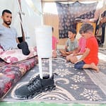 بُترت ساقه أثناء البحث عن الطعام في غزة، فصنع طرفا صناعيا وعاد ليحاول تأمين قوت أسرته