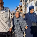 غزة – نازحون على الأقدام بلا مأوى أو وسيلة نقل … وتكلفة النزوح تصل إلى 3000 دولار