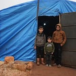 سوريا – وفاة رضيعين بسبب البرد القارس، وتأثر 90 موقعا للنازحين في الشمال