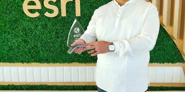 كاد ماسترز توقع شراكة وشركة إزري العالمية فى نشر نظم المعلومات الجغرافية لدعم آليات البناء الذكى